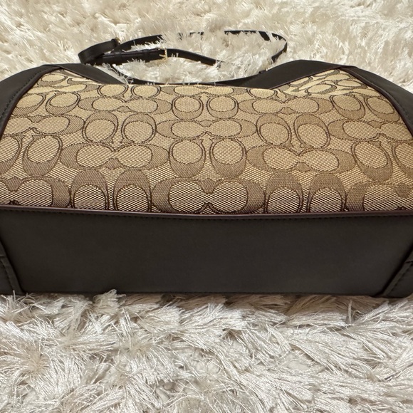 ❌SOLD❌✨Gently Used Ladies Coach Signature Brown and Tan Shoulder Bag✨ - Picture 13 of 16